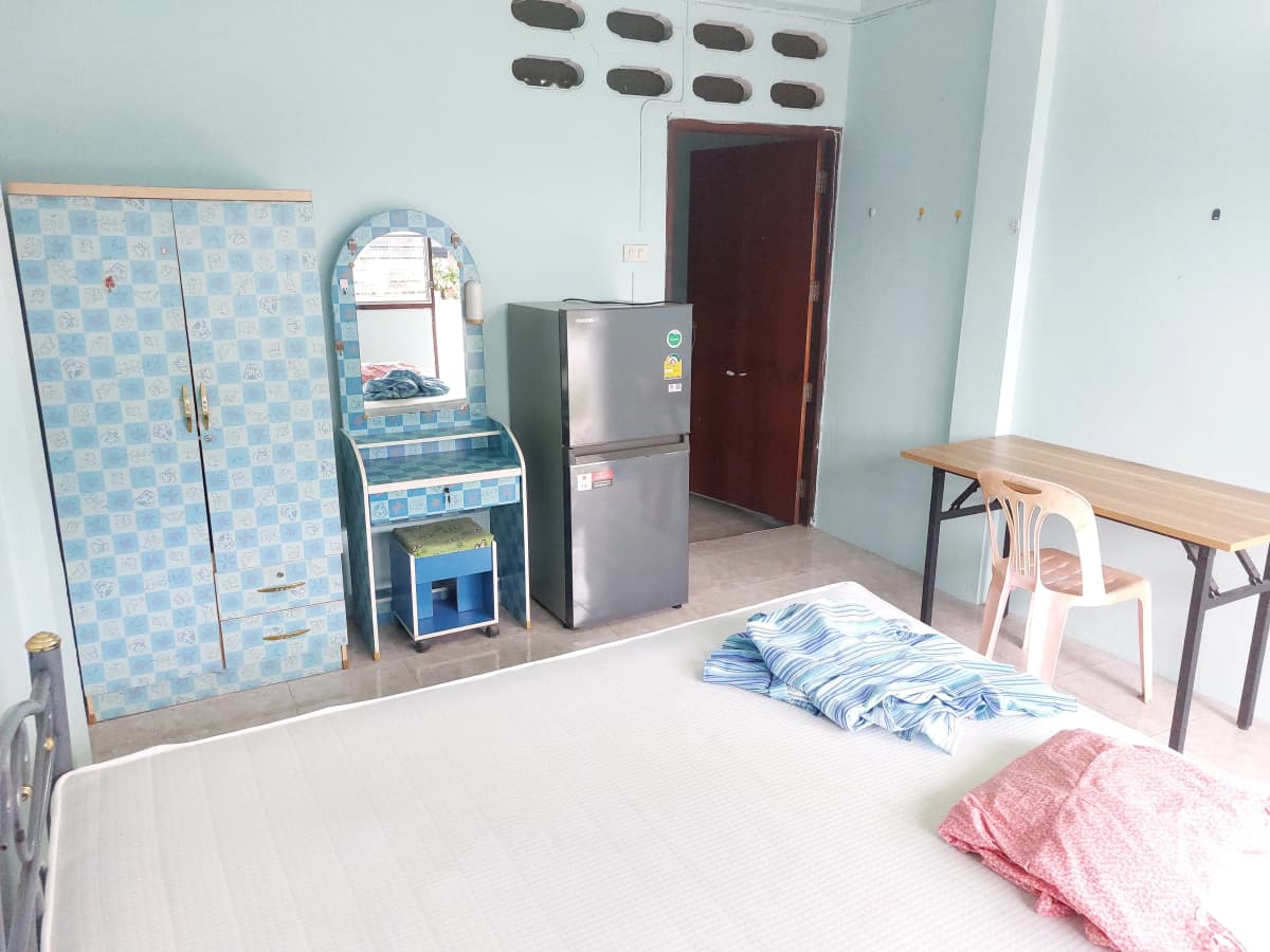 ภายในห้องพัดลมพร้อมตู้เย็น